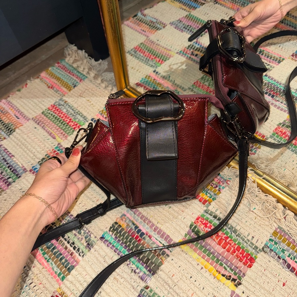Gianni Bini Embossed Maroon Leather “Lips” 👄 Crossbody Bag 🖤❤️‍🔥